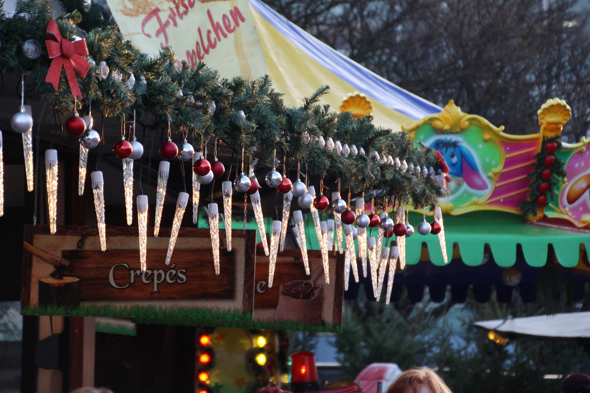 Weihnachtsmarkt_Stände_Lichter_Lichterkette_Eiszapfen_Tannenzweige_Schleifen