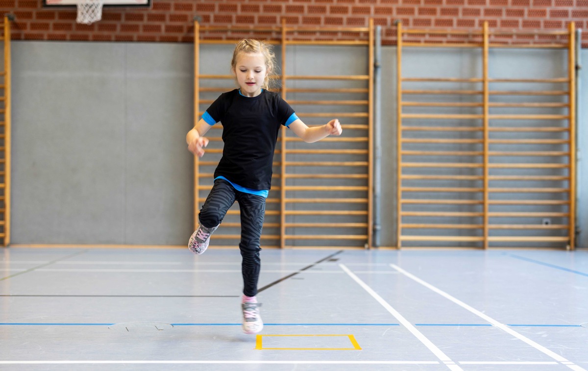 Kampagne "Deutschlands fitteste Grundschule" / Weiterer Text über ots und www.presseportal.de/nr/56381 / Die Verwendung dieses Bildes für redaktionelle Zwecke ist unter Beachtung aller mitgeteilten Nutzungsbedingungen zulässig und dann auch honorarfrei. Veröffentlichung ausschließlich mit Bildrechte-Hinweis.