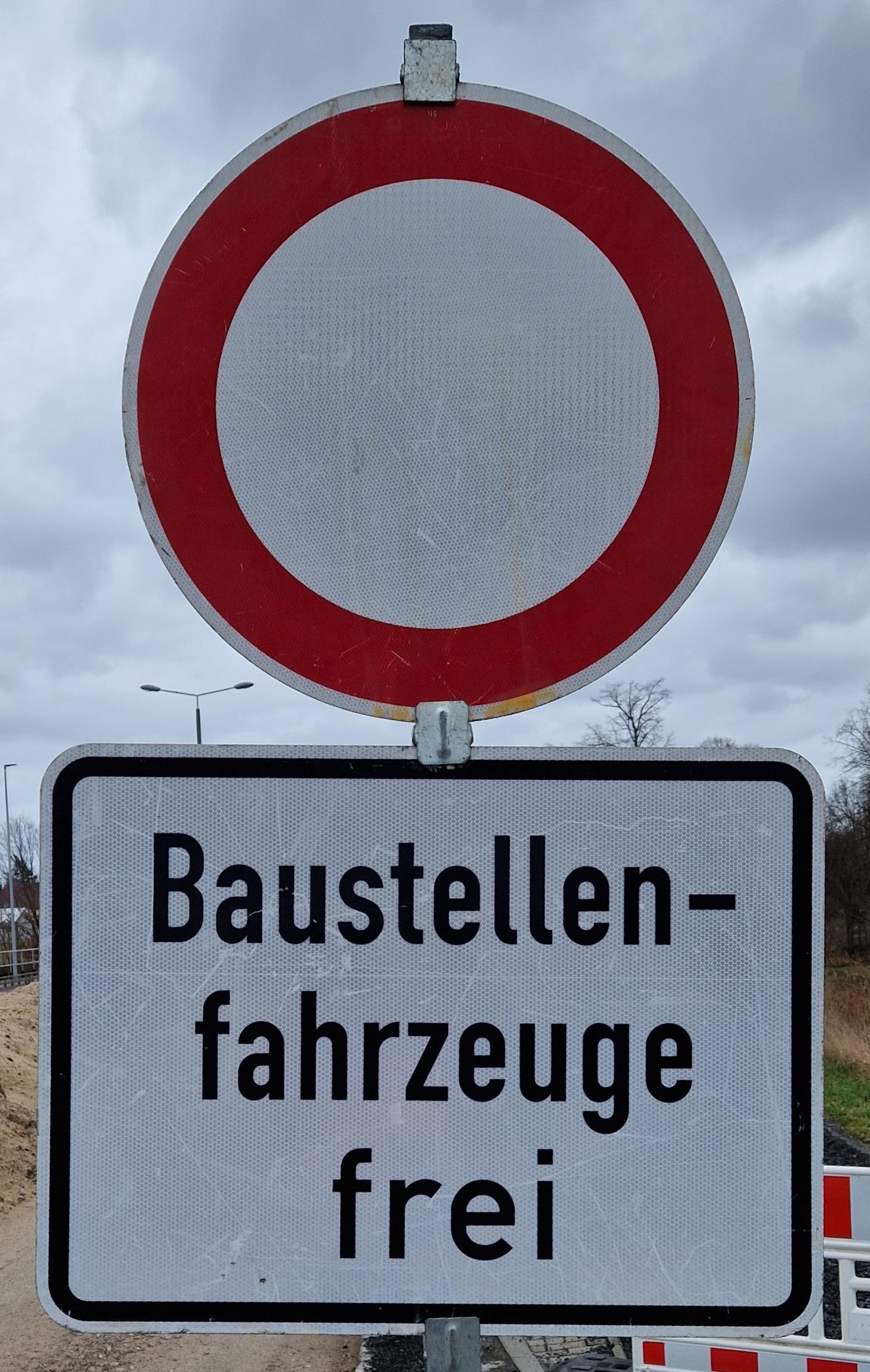 Schild_Baustellenfahrzeuge_frei