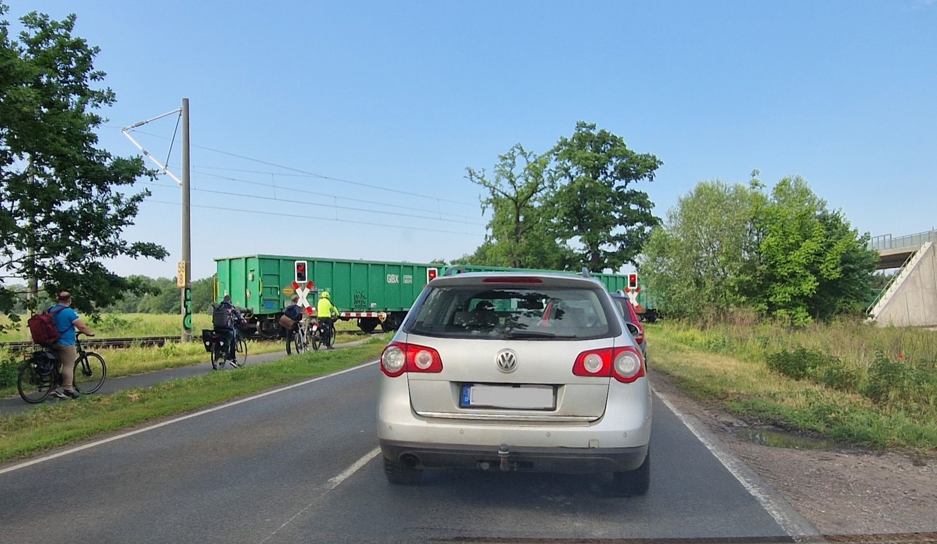 Bahnübergang_Wust_Stau_Brücke